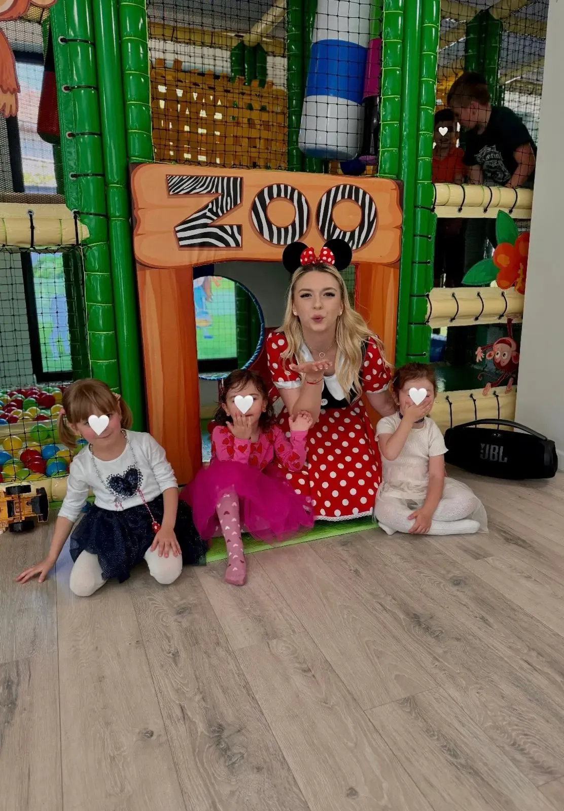 Poza cu mai multi copii si Eliza la BubuLand Cluj