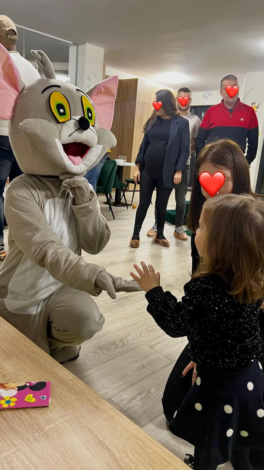 Mascota Tom jucandu-se cu doi copii, in timpul unei petreceri